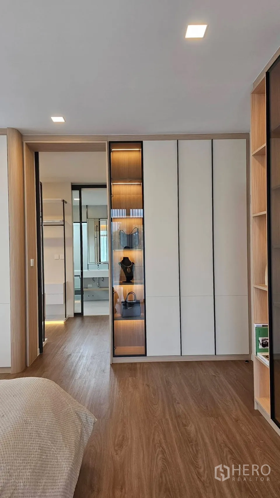 บ้านเดี่ยว for rent in Bang Phli, Samut Prakan - ห้องนอนกว้างพร้อมตู้บิลต์อินและตู้โชว์ไฟในตัว เชื่อมต่อเข้าห้องน้ำ.