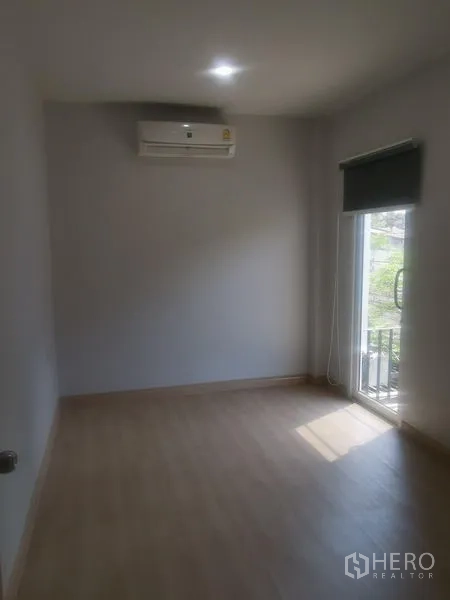 Detached House for rent in Chatuchak, Bangkok - Small air-conditioned room with sliding glass door to a balcony and natural light.