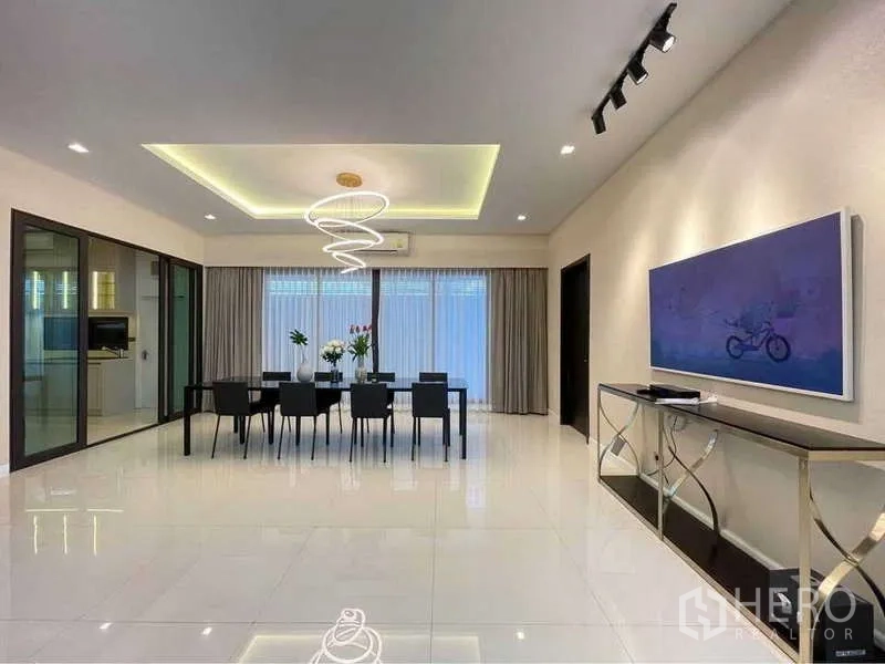 Detached House for rent in Bang Sue, Bangkok - Open dining area with sleek chandelier and glass doors to the patio.