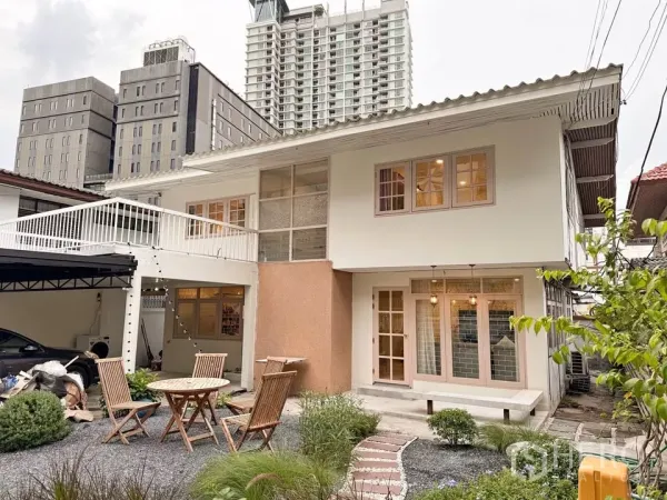 บ้าน ให้เช่าในHuai Khwang, Bangkok - บ้านเดี่ยวสองชั้นพร้อมสวนและระเบียงด้านหน้าในย่านห้วยขวาง กรุงเทพฯ.