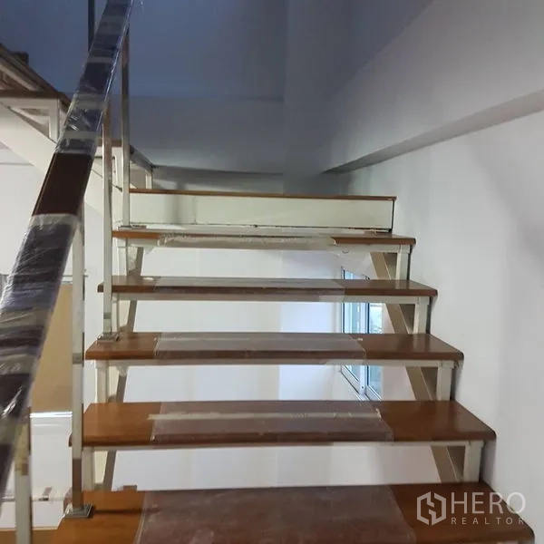 สำนักงานที่บ้าน ขายในLat Phrao, Bangkok - บันไดโครงเหล็กขั้นไม้และราวจับโลหะ เชื่อมต่อแต่ละชั้น