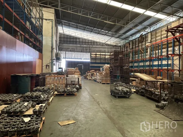 工厂 出租在Lam Luk Ka, Pathum Thani - 厂房内部展示货架、木箱与宽阔的装卸走道。