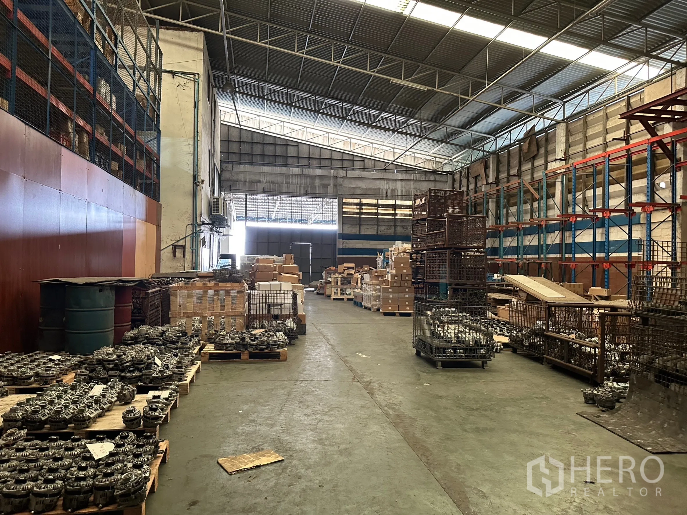 工厂 出租在Lam Luk Ka, Pathum Thani - 厂房内部展示货架、木箱与宽阔的装卸走道。