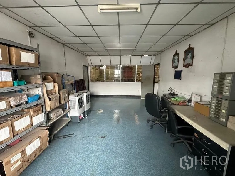 โรงงาน ให้เช่าในLam Luk Ka, Pathum Thani - ห้องสำนักงานฝ้าแขวน มีชั้นวางและโต๊ะทำงาน