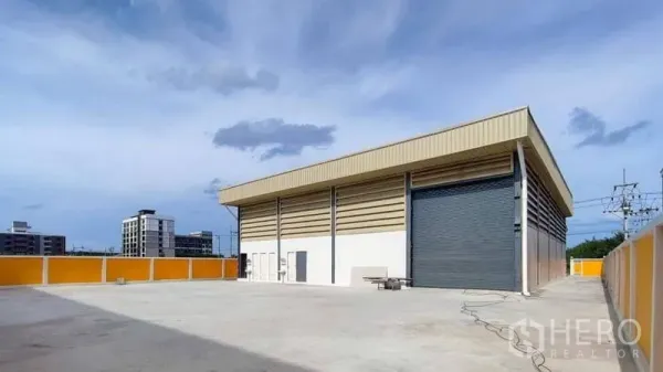 Factory for sale in Bang Pakong, Chachoengsao - Secure compound with large concrete yard and high rolling shutter for loading