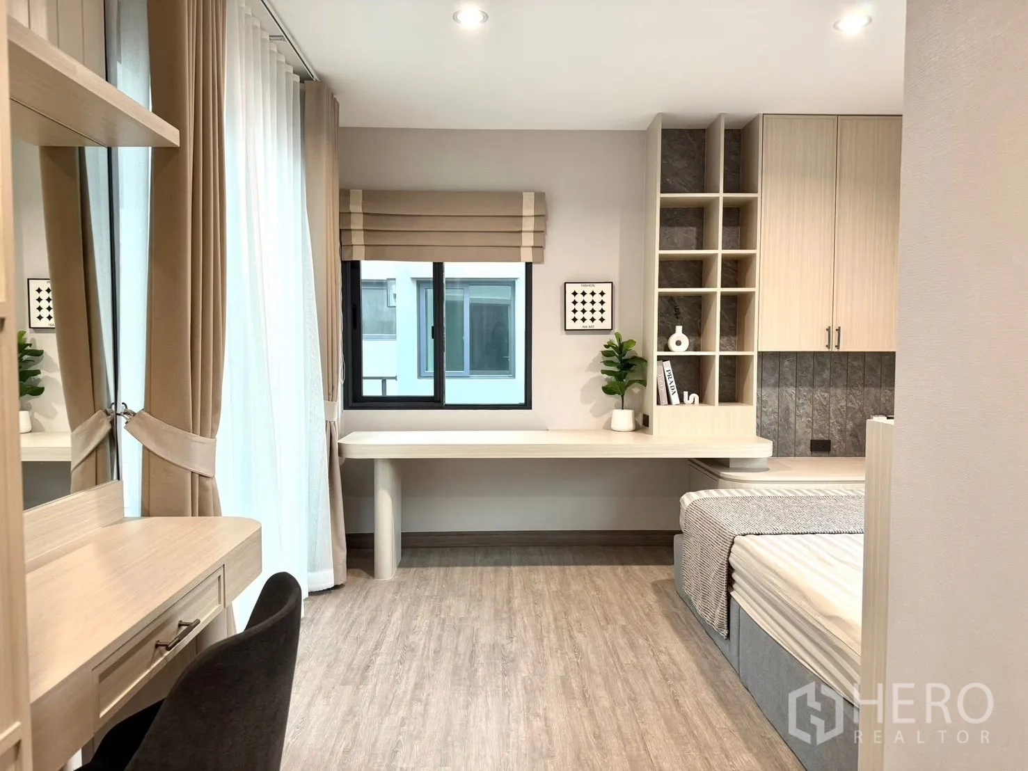 บ้านแฝด for rent in Bang Phli, Samut Prakan - มุมทำงานในห้องนอนพร้อมชั้นเก็บของบิวท์อิน ตู้และหน้าต่างรับแสงธรรมชาติ