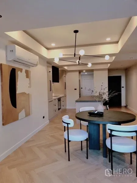 บ้าน ให้เช่าในKhlong Toei, Bangkok - มุมทานอาหารโต๊ะกลม ใต้โคมไฟโมเดิร์น ข้างครัวบิวท์อินพร้อมไอส์แลนด์