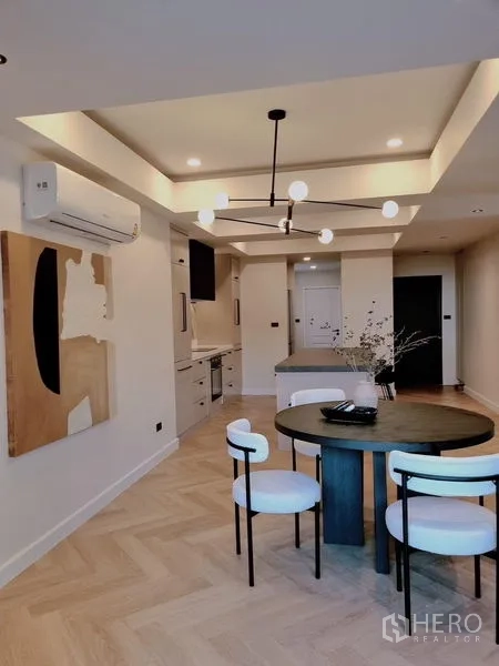 บ้าน ให้เช่าในKhlong Toei, Bangkok - มุมทานอาหารโต๊ะกลม ใต้โคมไฟโมเดิร์น ข้างครัวบิวท์อินพร้อมไอส์แลนด์