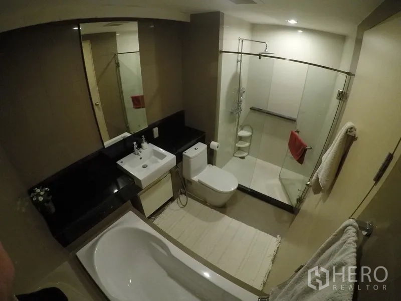 คอนโด ให้เช่าหรือขายในKhlong Toei, Bangkok - ห้องน้ำสมัยใหม่ มีอ่างอาบน้ำ ฝักบัวกระจกกั้น อ่างล้างหน้า และเคาน์เตอร์หินสีดำ