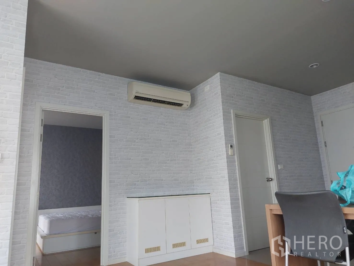 คอนโด ให้เช่าในWatthana, Bangkok - โถงทางเดินพร้อมเครื่องปรับอากาศ และประตูเข้าสองห้องนอน