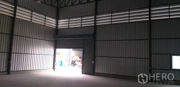 คลังสินค้า ให้เช่าในBang Phli, Samut Prakan - ช่องโหลดสินค้าประตูม้วน เปิดเชื่อมสู่ลานด้านนอก มีช่องลมด้านบน