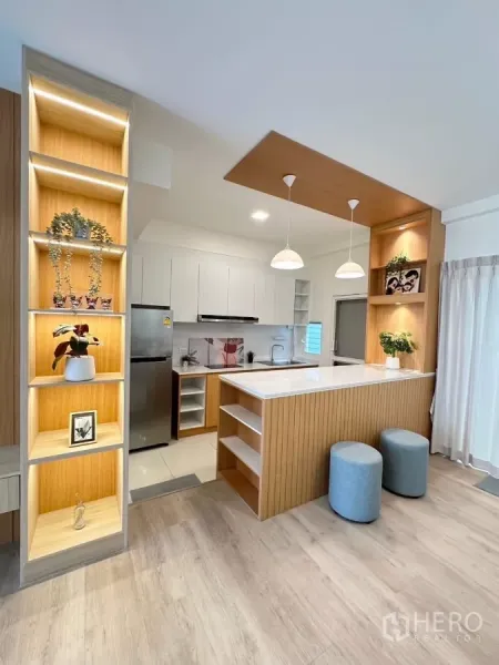 联排别墅 出租在Prawet, Bangkok - 现代厨房，白色橱柜、带吊灯的中岛、开放式置物架与不锈钢冰箱。