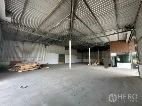 货栈 出租在Khlong Luang, Pathum Thani - 开放式库房，混凝土地面与金属墙体，无遮挡跨度适合货架布置。