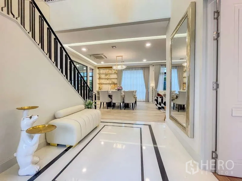 บ้าน ให้เช่าในSaphan Sung, Bangkok - โถงทางเข้าหรู เชื่อมต่อห้องทานอาหารติดแชนเดอเลียร์และบันได