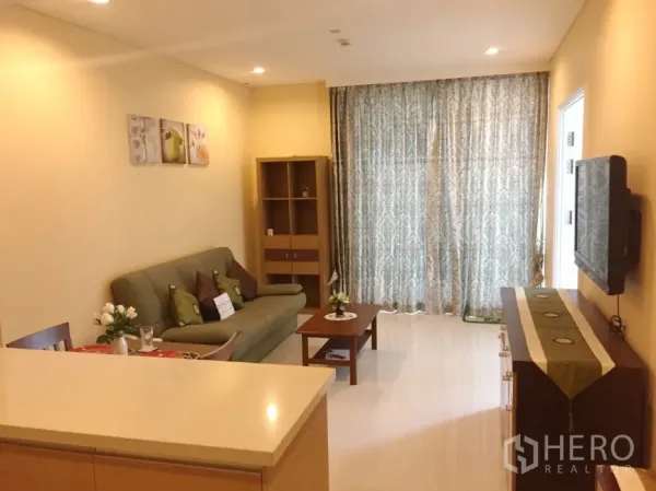 คอนโด ให้เช่าหรือขายในKhlong Toei, Bangkok - ห้องนั่งเล่นอบอุ่นมีโซฟา โต๊ะกลาง ตู้วางสื่อ และผ้าม่านเต็มความสูง