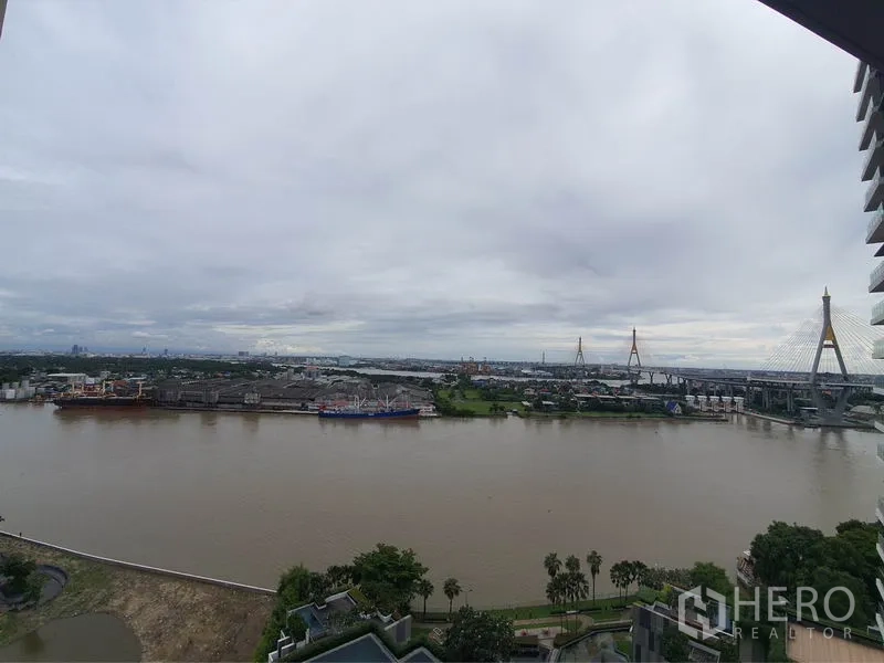 Condominium for rent in Yan Nawa, Bangkok - High-floor balcony view of the Chao Phraya River and Bhumibol Bridge.