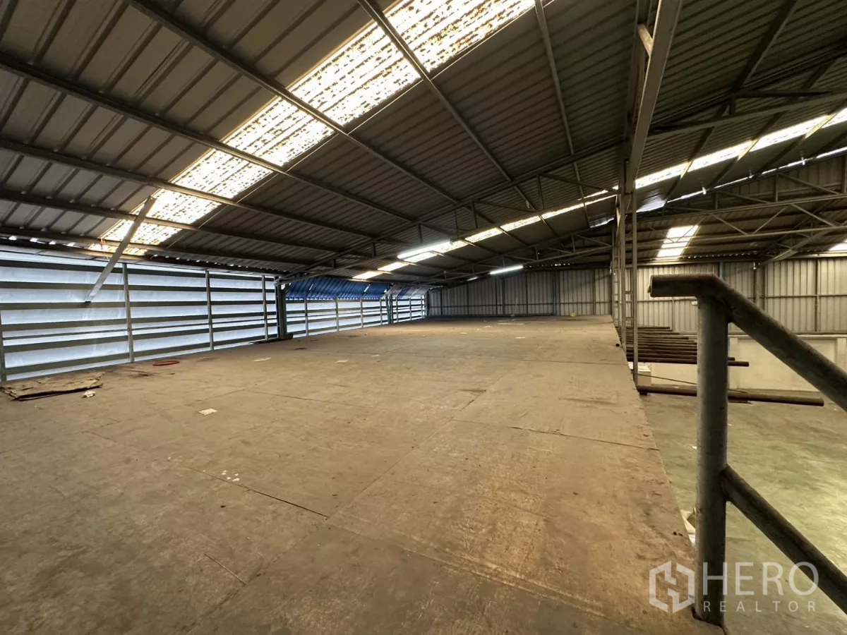 คลังสินค้า ให้เช่าในYan Nawa, Bangkok - ชั้นลอยสำหรับจัดเก็บของใต้หลังคาเมทัลชีทภายในโกดัง