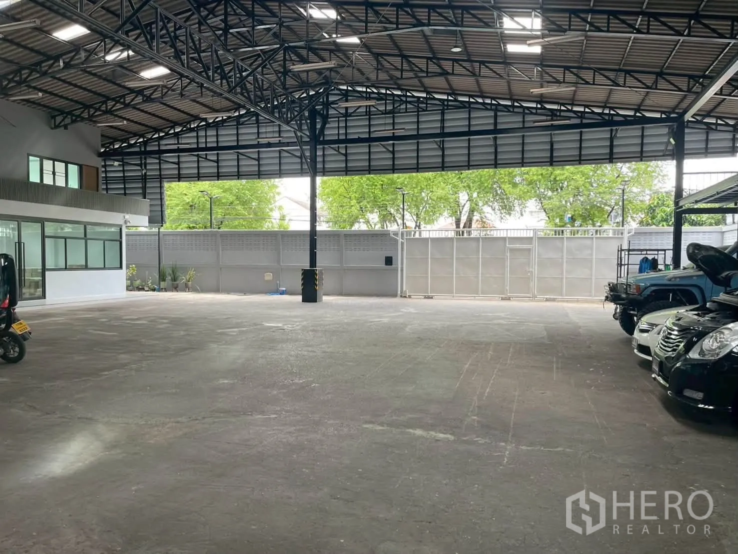 โกดัง for rent in Taling Chan, Bangkok - พื้นโกดังโล่งพร้อมโครงหลังคาเหล็ก พื้นคอนกรีต และลานโหลดสินค้ากว้าง.