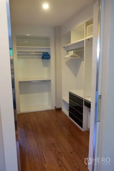 Detached House for rent in Bang Phli, Samut Prakan - Built-in walk-in closet with shelving and wood flooring.