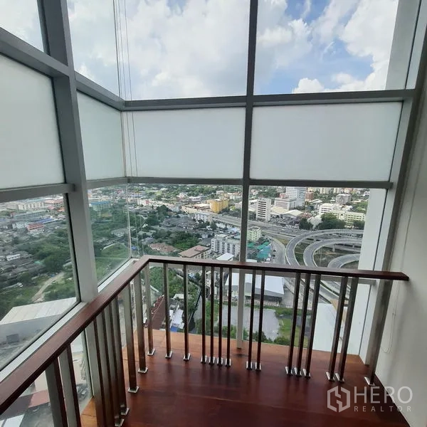 คอนโด ให้เช่าในBang Kapi, Bangkok - มุมนั่งชมวิวกระจกโดยรอบ มองเห็นเมืองและทางด่วน