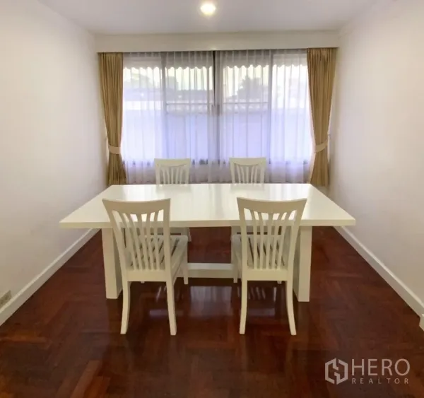 คอนโด ให้เช่าในWatthana, Bangkok - มุมทานอาหารสว่าง โต๊ะสีขาวพร้อมเก้าอี้สี่ตัว ข้างหน้าต่างติดม่าน