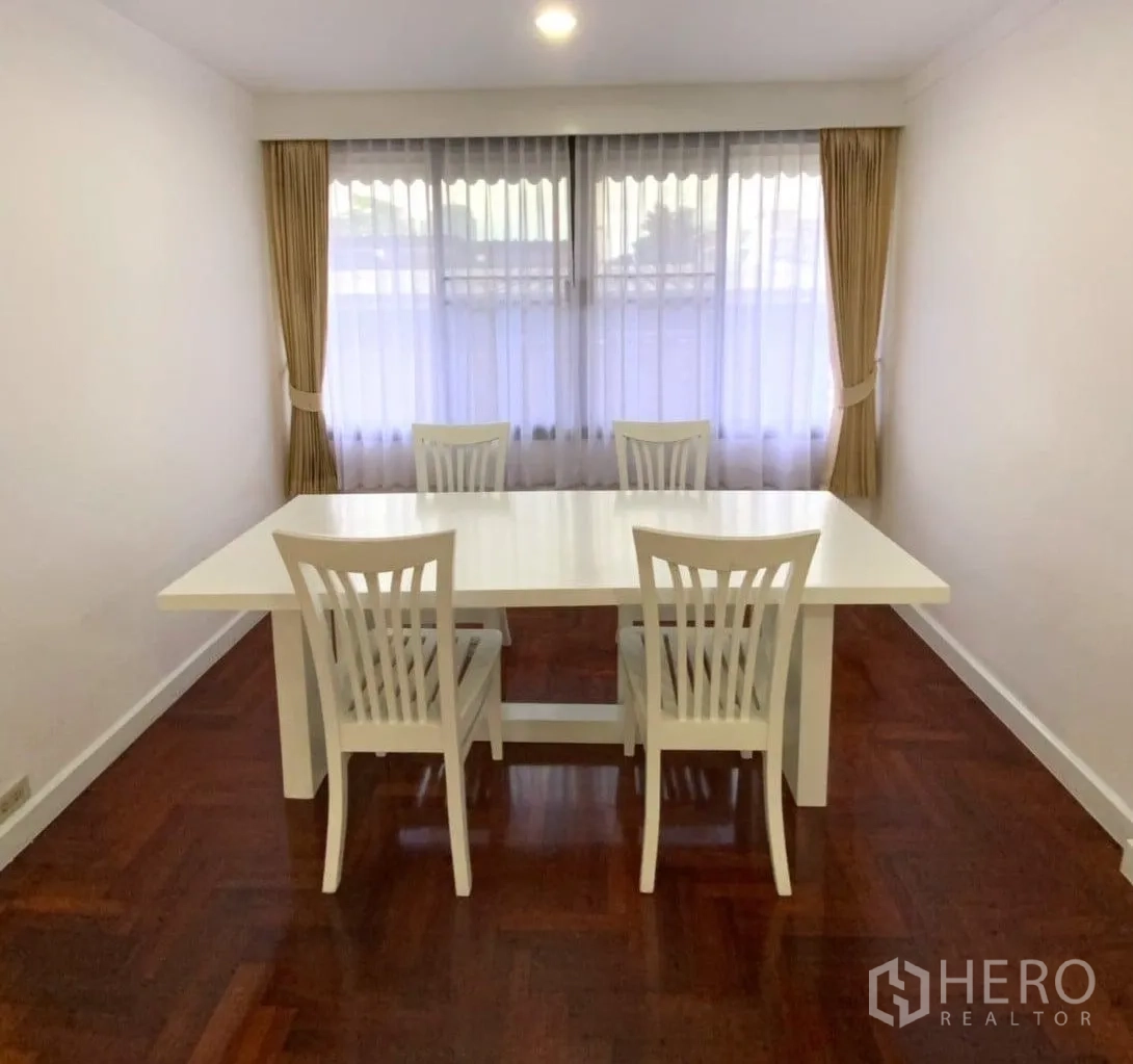 คอนโด ให้เช่าในWatthana, Bangkok - มุมทานอาหารสว่าง โต๊ะสีขาวพร้อมเก้าอี้สี่ตัว ข้างหน้าต่างติดม่าน