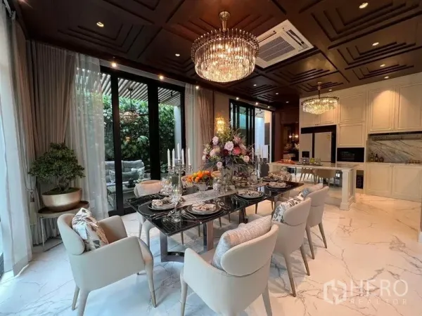 บ้าน ขายในYan Nawa, Bangkok - ห้องทานอาหารหรู โคมระย้า พื้นลายหินอ่อน และประตูบานเลื่อนออกสู่สวน