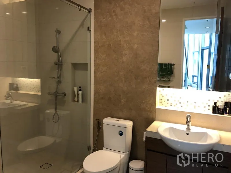 คอนโด ให้เช่าหรือขายในKhlong Toei, Bangkok - ห้องน้ำโมเดิร์นพร้อมตู้ฝักบัวกระจกและกระจกไฟโมเสก