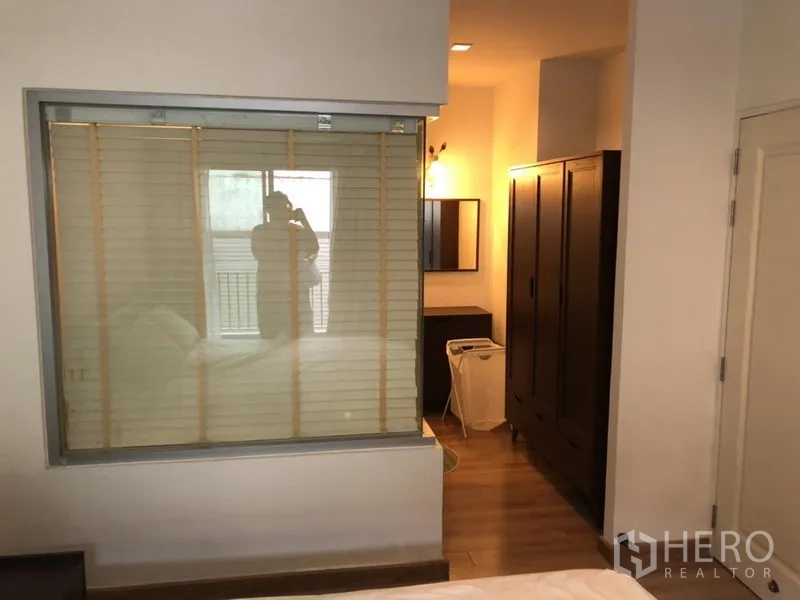 คอนโด ให้เช่าในPathum Wan, Bangkok - ห้องนอนมีตู้เสื้อผ้าใบใหญ่ มุมแต่งตัว และหน้าต่างภายในพร้อมมู่ลี่