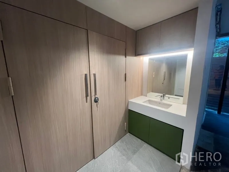 Office Space for rent in Watthana, Bangkok - Built-in pantry with sink, mirror and ample wood cabinetry in a contemporary finish.