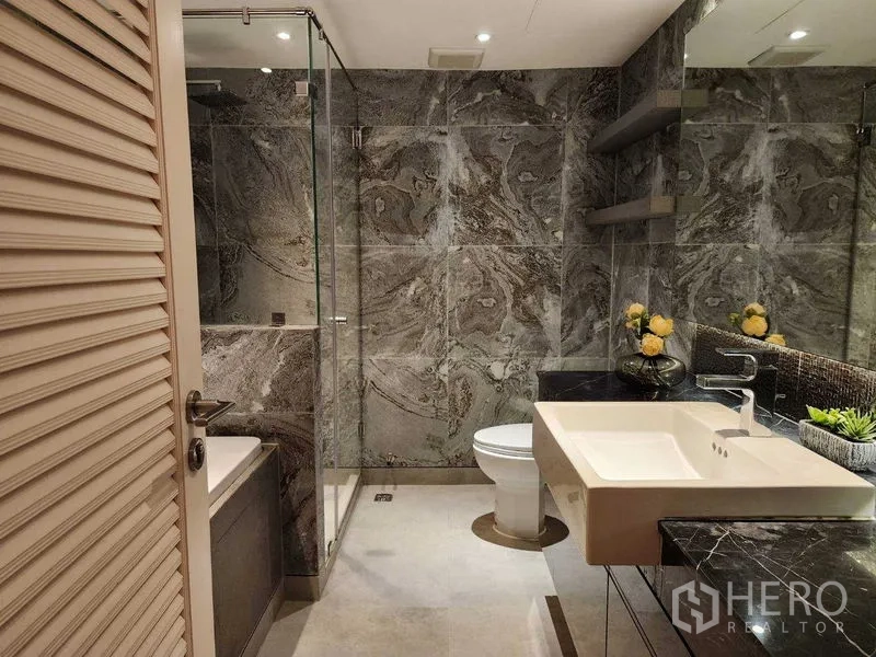 คอนโด ให้เช่าในSathon, Bangkok - ห้องน้ำโมเดิร์น กระเบื้องลายหินอ่อน ห้องอาบน้ำกระจก และเคาน์เตอร์ท็อปหิน