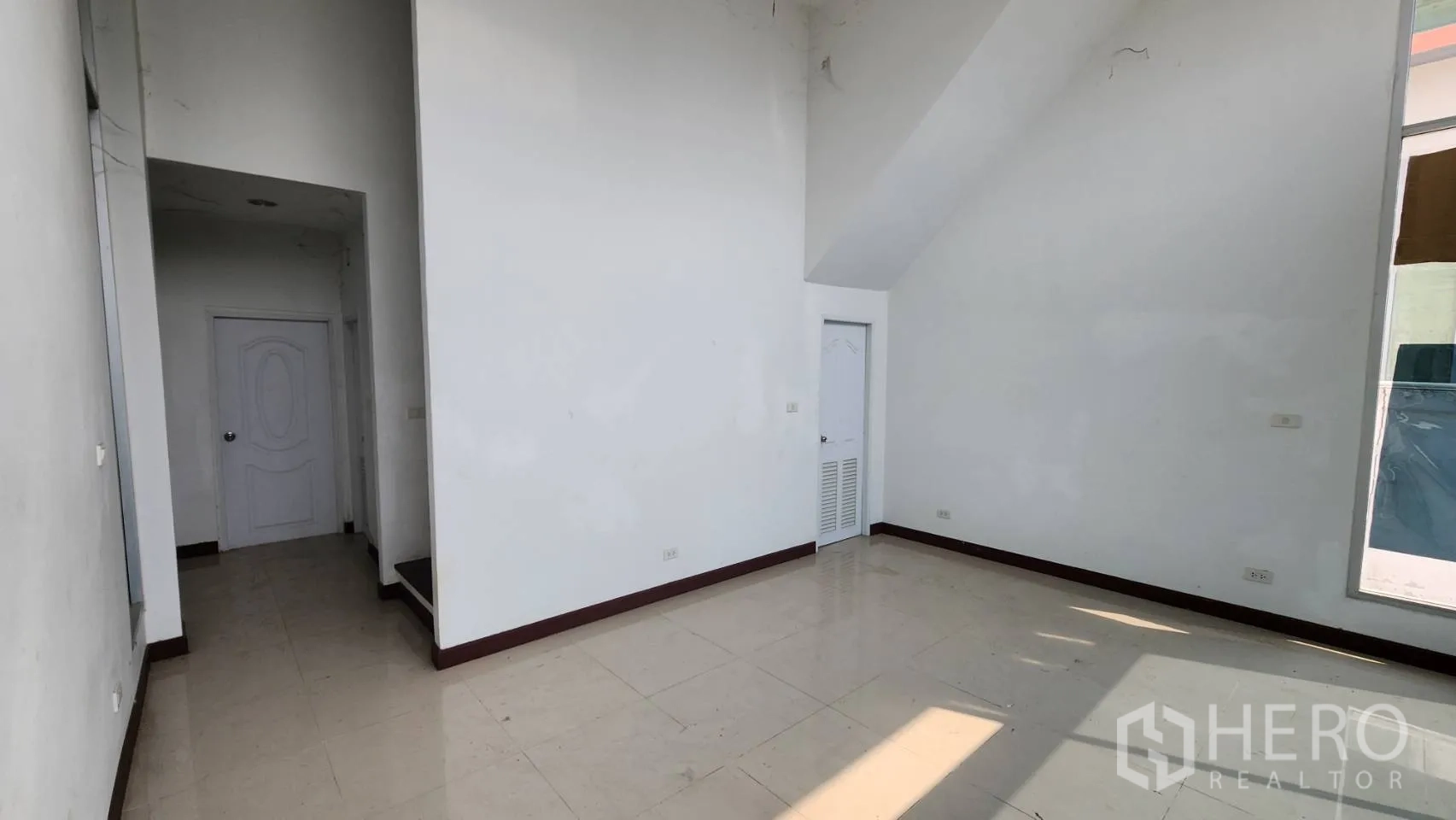 คลังสินค้า ให้เช่าในBang Khun Thian, Bangkok - โถงสำนักงานและทางเดินภายใน พื้นกระเบื้องเงา