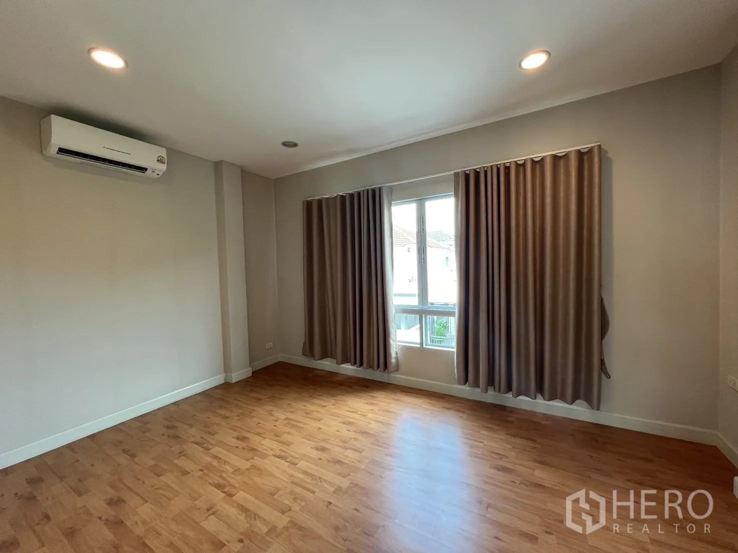 独立式住宅 出租在Saphan Sung, Bangkok - 卫生间以灰色装饰砖点缀，带淋浴