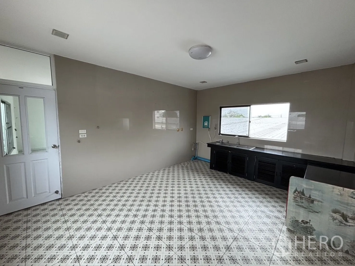 คลังสินค้า ให้เช่าหรือขายในWang Thonglang, Bangkok - มุมตรงข้ามของครัว เห็นหน้าต่างและตู้เก็บของ