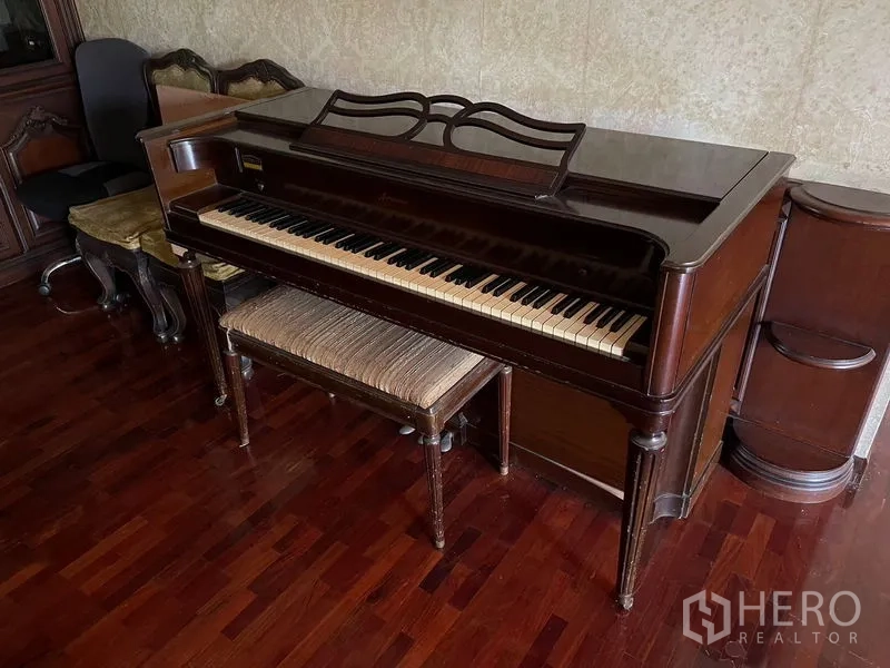 สำนักงานที่บ้าน ให้เช่าในWatthana, Bangkok - ภาพระยะใกล้ของเปียโนตั้งพื้นพร้อมม้านั่ง บนพื้นไม้ขัดเงา