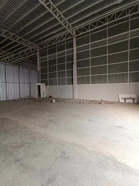 货栈 出租在Khlong Toei, Bangkok - 开阔无柱的仓库大厅，高顶，带小型办公室和卫生间