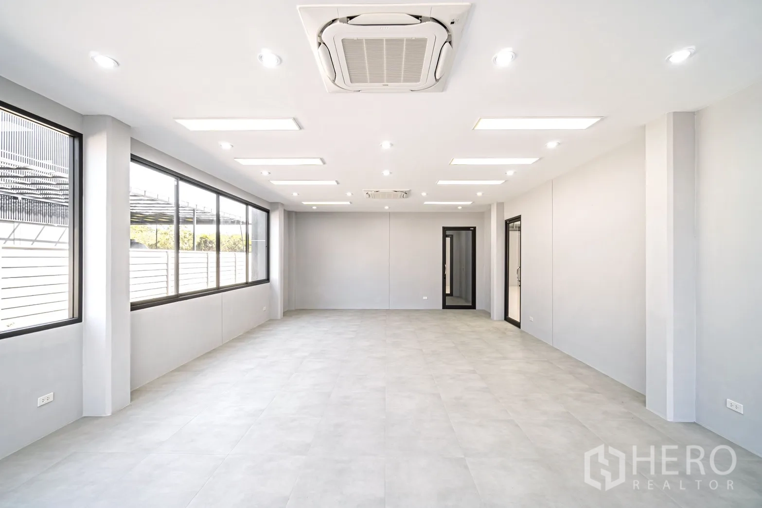 โรงงาน for rent or sale in Lam Luk Ka, Pathum Thani - พื้นที่สำนักงานขนาดใหญ่ หน้าต่างเต็มแนว ผนังโทนเรียบ และไฟดาวน์ไลท์