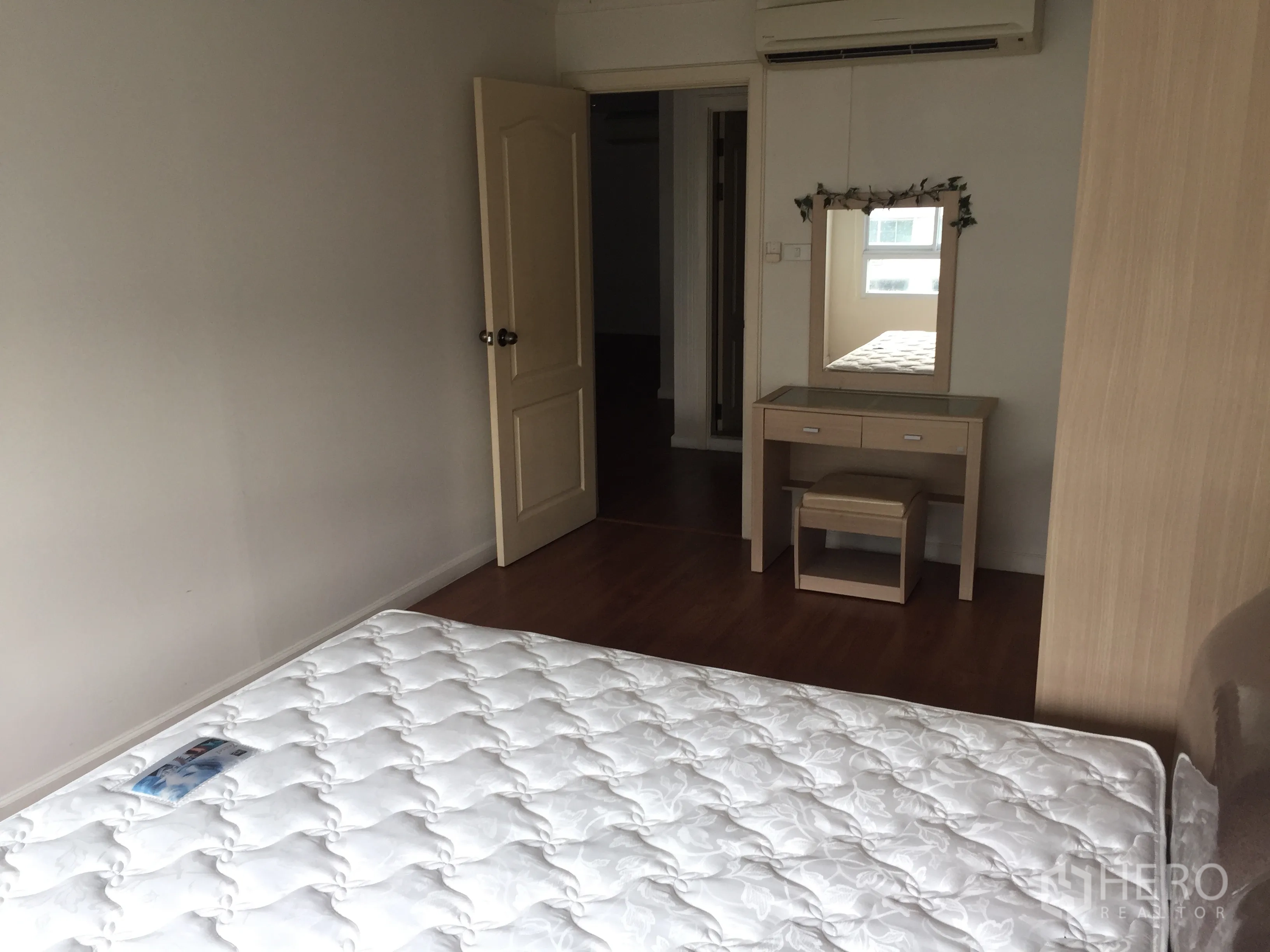 คอนโด ให้เช่าในWatthana, Bangkok - ห้องนอนที่สองสว่าง โปร่ง มีที่นอน โต๊ะเครื่องแป้ง กระจก ตู้เสื้อผ้า แอร์แบบแยก และพื้นไม้