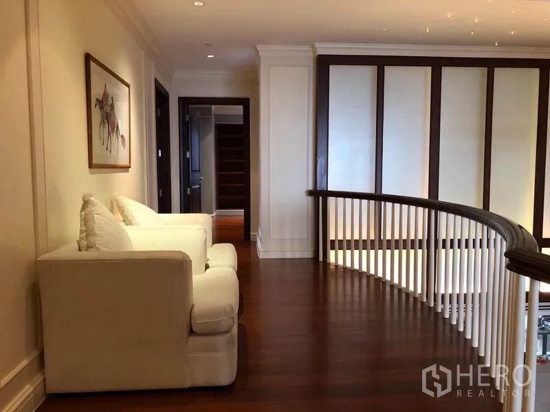 คอนโด ให้เช่าหรือขายในWatthana, Bangkok - ชั้นลอยทางเดินพร้อมโซฟาสีขาว และราวโค้งมองลงสู่โถงรับแขก