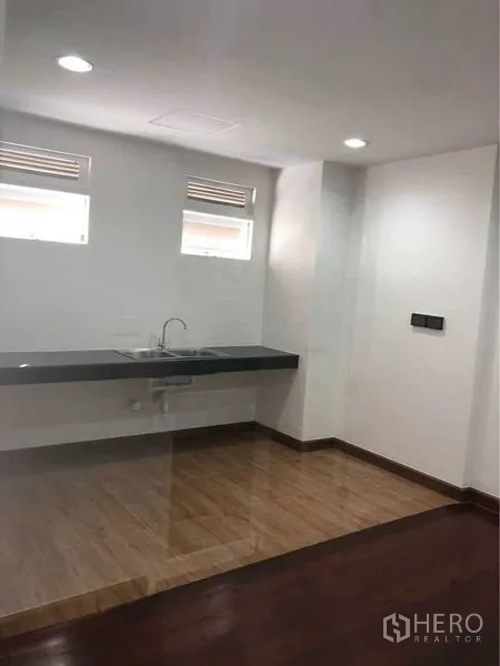 อาคารพาณิชย์ ให้เช่าในBang Rak, Bangkok - มุมแพนทรีพร้อมอ่างล้างจาน เคาน์เตอร์ และพื้นลายไม้