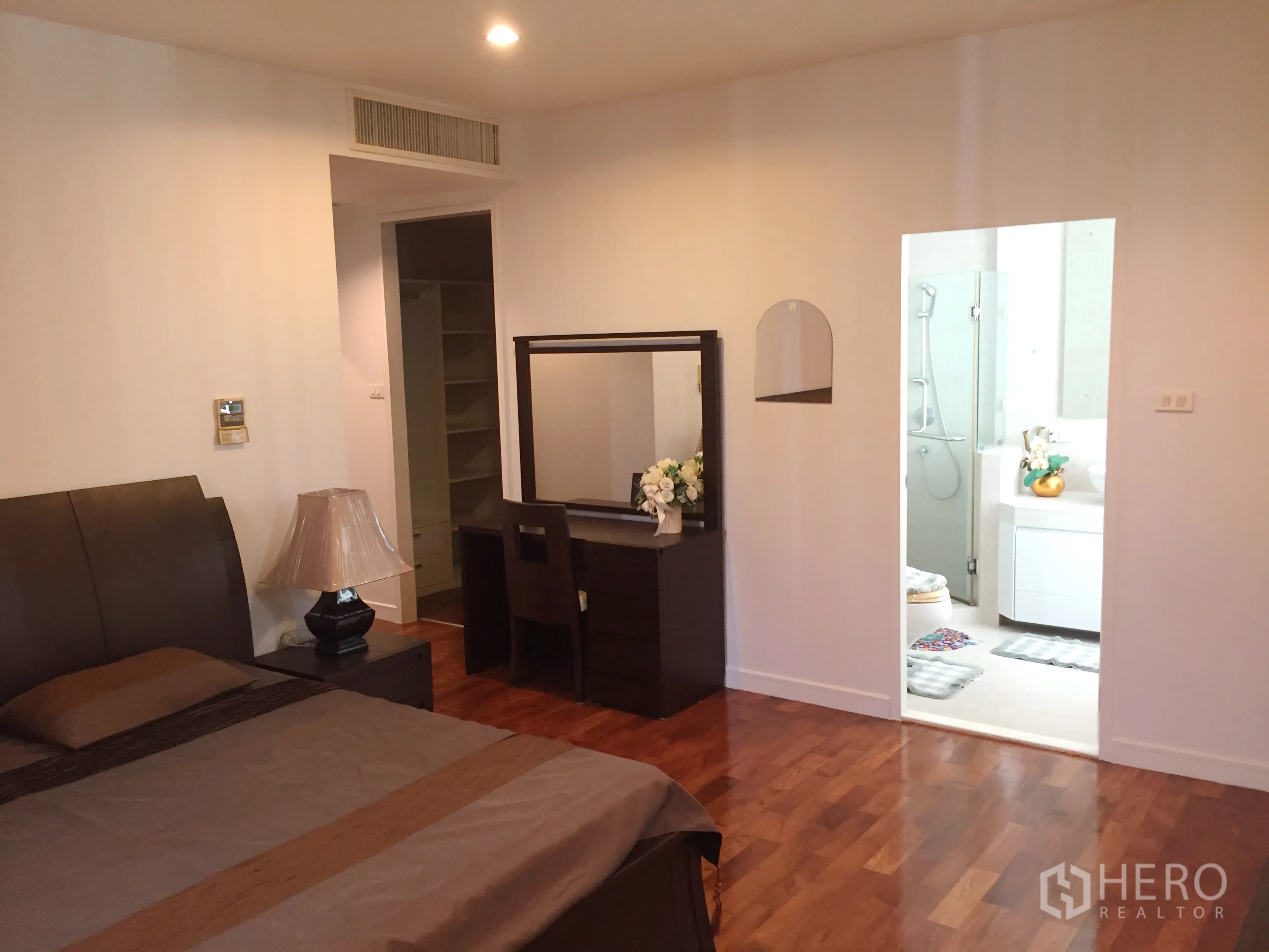 คอนโด ให้เช่าในKhlong Toei, Bangkok - ห้องนอนใหญ่ปูพื้นไม้ พร้อมโต๊ะเครื่องแป้งและทางเข้าห้องน้ำในตัว