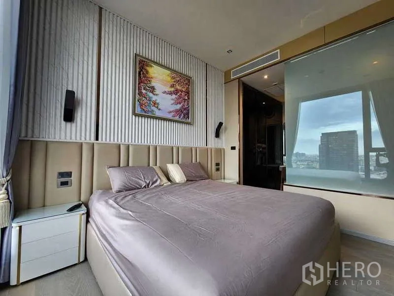 คอนโด ให้เช่าในWatthana, Bangkok - มุมห้องนอนมองไปยังผนังกระจกห้องน้ำ แสงนุ่มนวลพร้อมวิวสกายไลน์