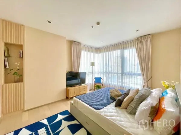 คอนโด ให้เช่าหรือขายในWatthana, Bangkok - ห้องนอนหลักมีหน้าต่างมุมกว้าง แบบฟูลเฮ้าท์ วิวเมือง และตู้วางทีวี