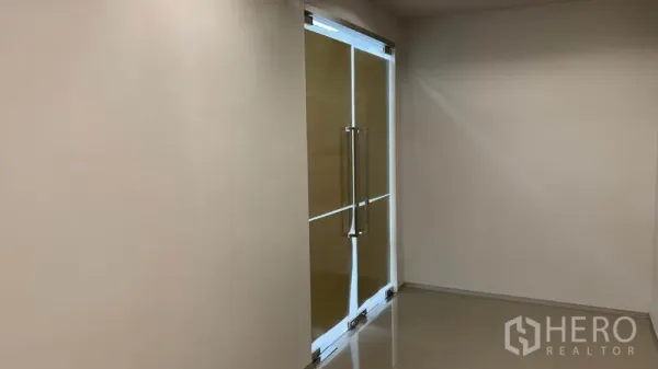 สำนักงาน ให้เช่าในRatchathewi, Bangkok - ประตูกระจกบานคู่ทางเข้าสำนักงาน พร้อมมือจับสแตนเลส