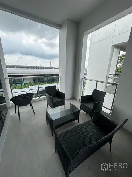 บ้าน ให้เช่าในSaphan Sung, Bangkok - ระเบียงกึ่งในร่ม ชุดเก้าอี้หวาย มุมมองเปิดโล่ง