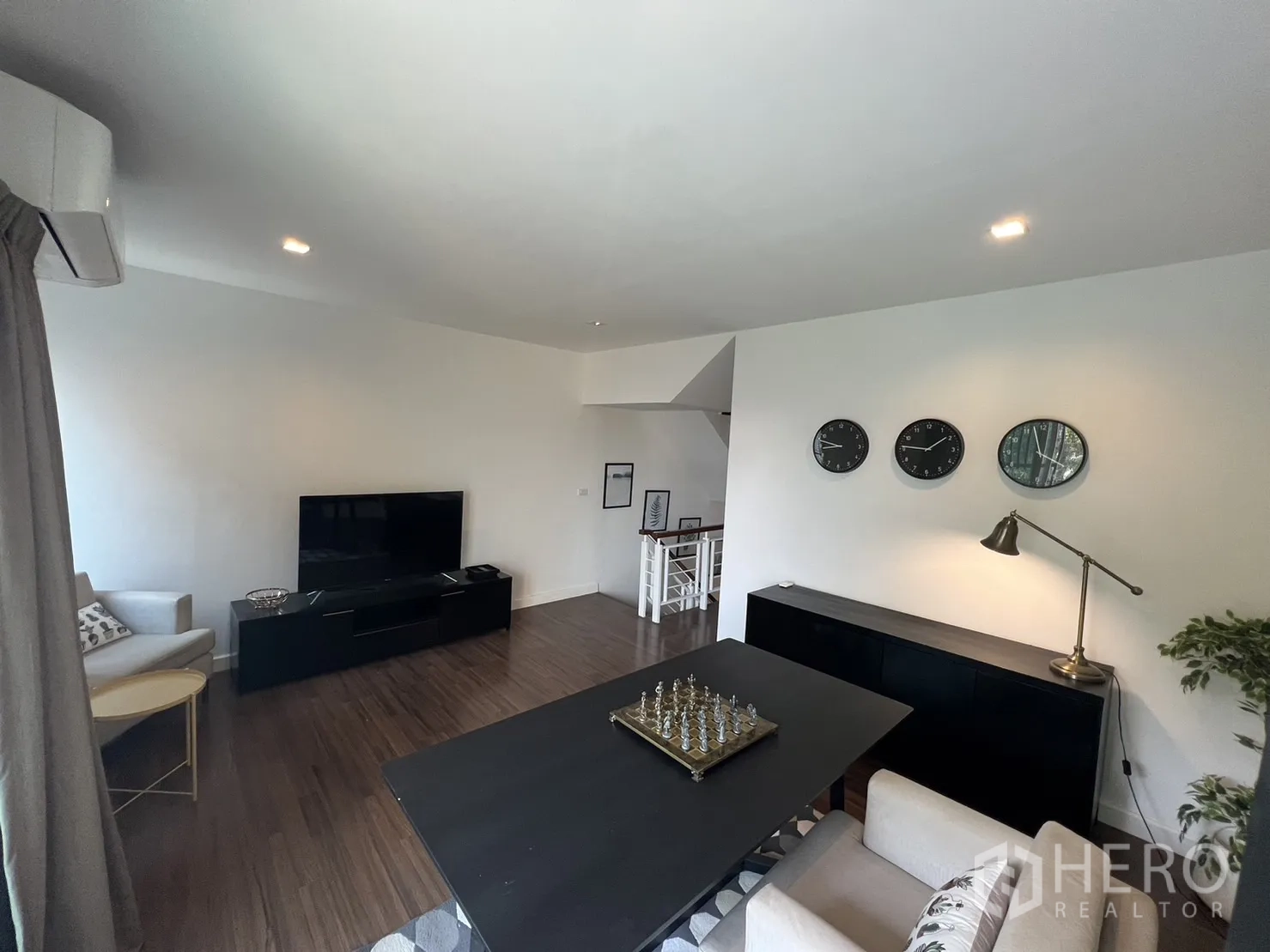 ทาวน์เฮาส์ for rent in Suan Luang, Bangkok - ห้องนั่งเล่นชั้นบนหรือห้องทำงานพร้อมตู้วางทีวี โต๊ะ และพื้นลายไม้.