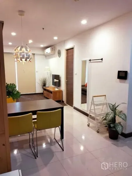 公寓 出售在Yan Nawa, Bangkok - 开放式客餐厅，吊灯、电视柜与亮面地砖