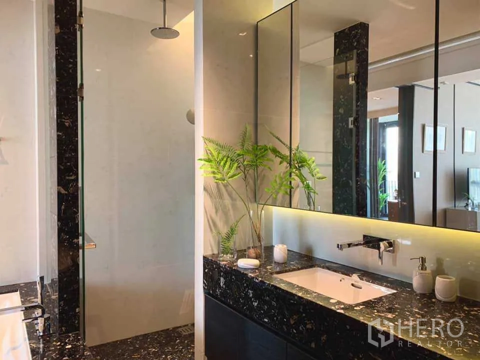 คอนโด ให้เช่าในKhlong Toei, Bangkok - ห้องน้ำดีไซน์ร่วมสมัย เคาน์เตอร์หินอ่อน กระจกไฟซ่อน และห้องอาบน้ำกระจกแบบเรนชาวเวอร์