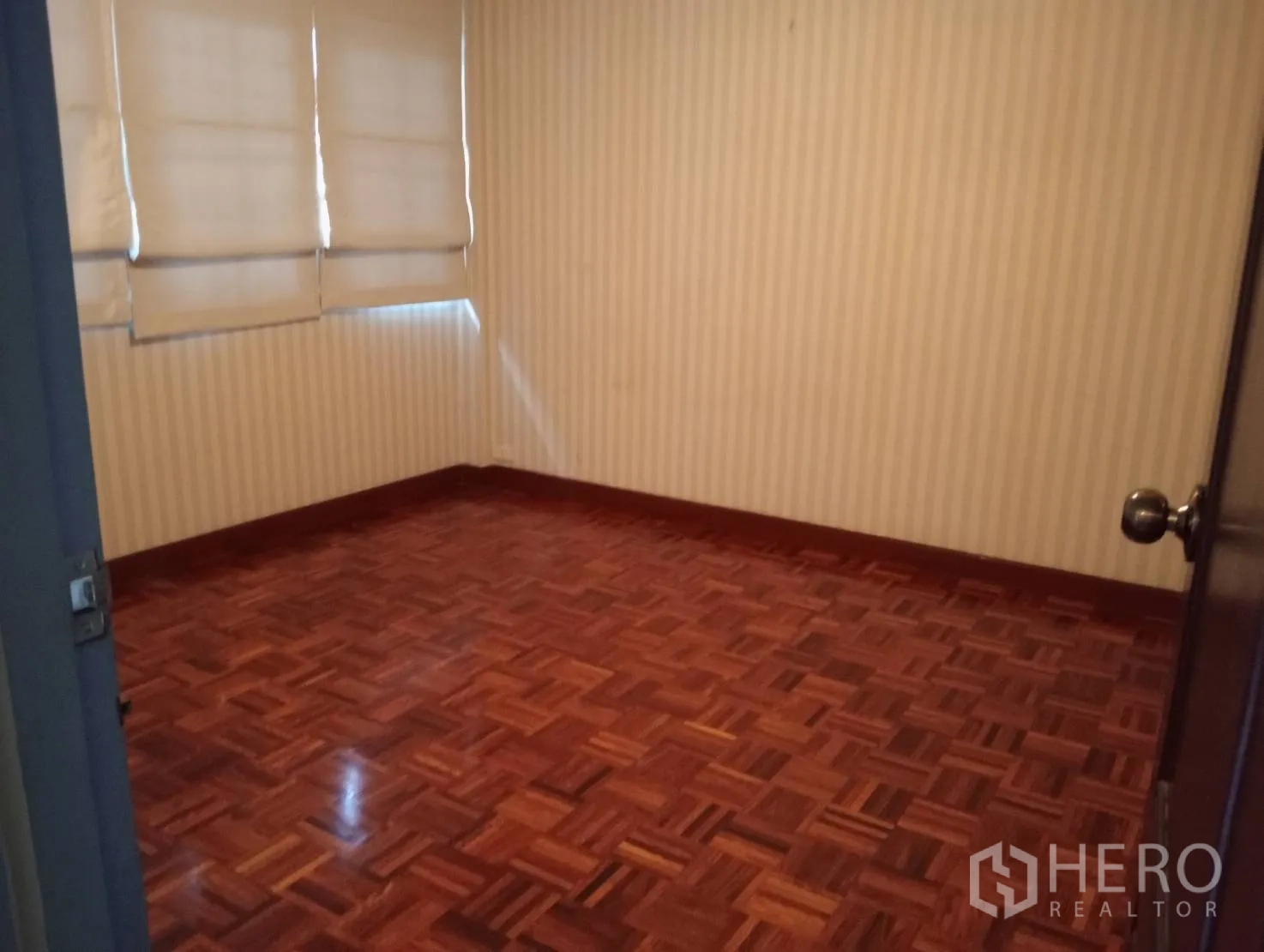 สำนักงานที่บ้าน ให้เช่าในKhlong Toei, Bangkok - ห้องนอนพื้นปาร์เกต์ พร้อมม่านม้วนบังแดด