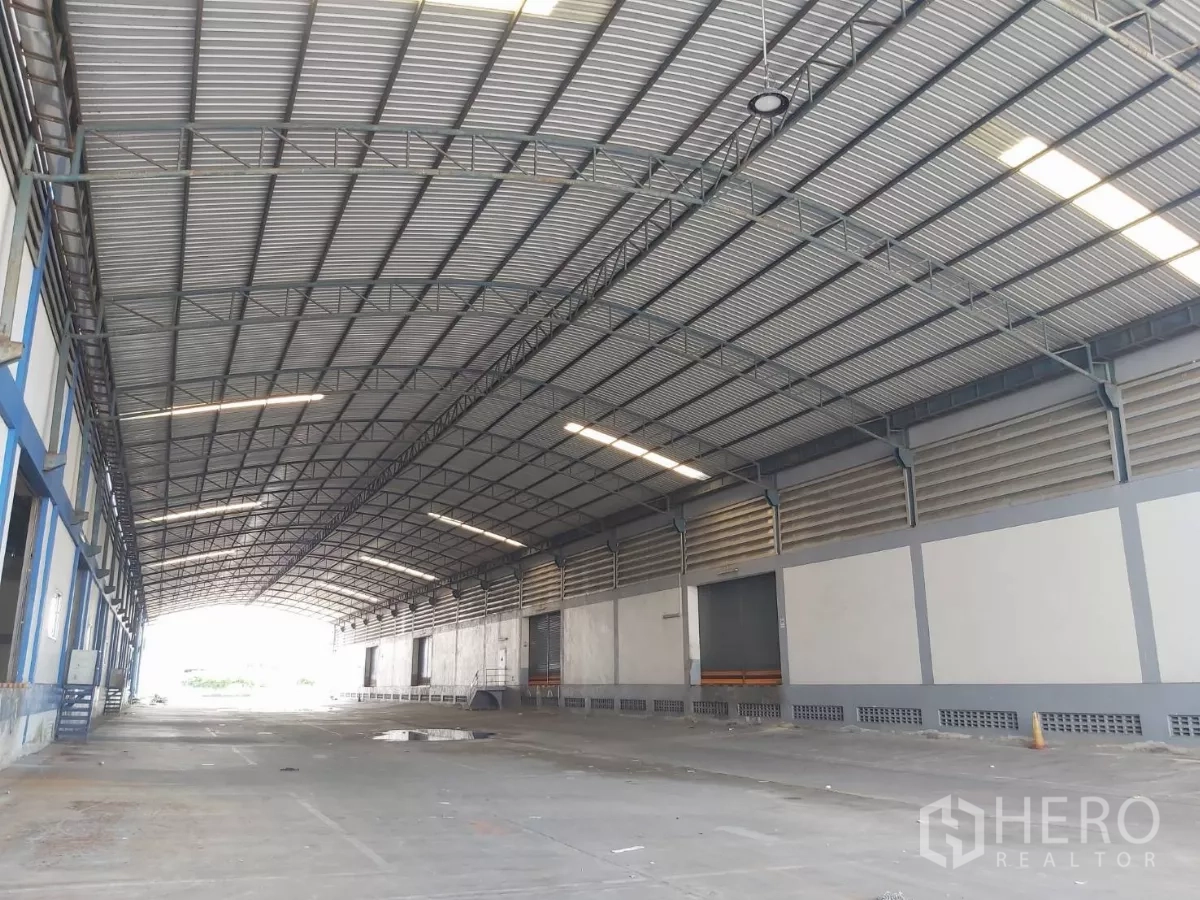 คลังสินค้า ให้เช่าในBang Bo, Samut Prakan - ชานพักโหลดสินค้าที่ยาว มีประตูท่าขนถ่ายยกสูงและช่องระบายอากาศ